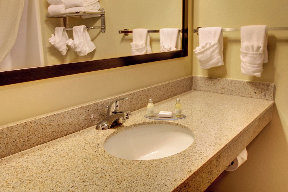 Cobblestone Hotel & Suites Broken Bow - photo 40