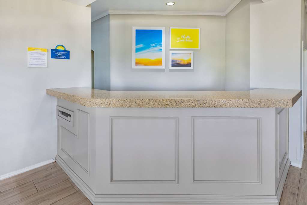 Days Inn & Suites by Wyndham Huntsville - photo 4