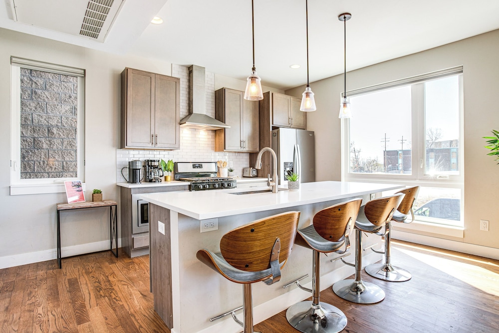 Walk to Mile High Stadium: Modern Denver Townhome — 4-Star Luxury Hotel in Denver, United States