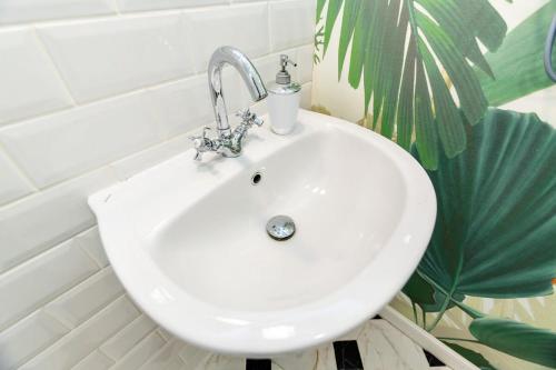 Unique and Beautiful 1BR Apt in Historic Tbilisi by Wehost