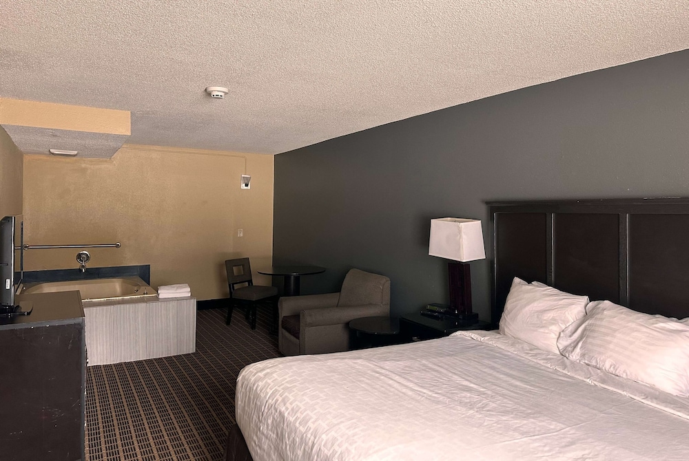Days Inn & Suites by Wyndham Muskegon - photo 19