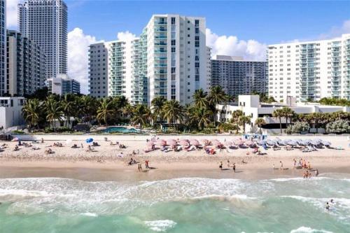 Luxury Beachfront Family Friendly Condo — 4-Star Luxury Hotel in Hollywood, United States