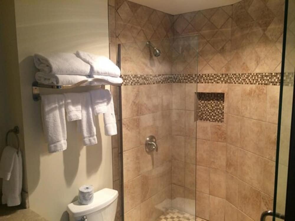 Candlestone Resort - carbon neutral hotel in Belding