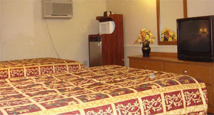 Budget Lodge Newton Falls 4448892 — Newton Falls