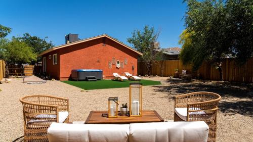 Red Rock Desert feel Game Room — 4-Star Luxury Hotel in Joshua Tree, United States