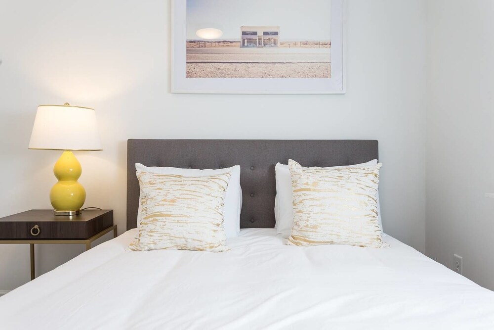8 Bedrooms Comprised of 4 2BR Suites by Domio - photo 21