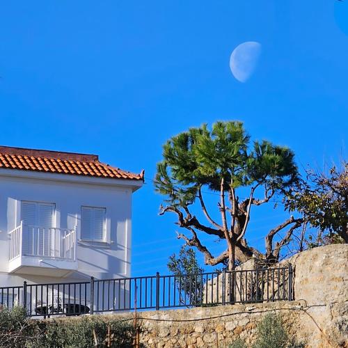 Peloponnese Hideout White house with the sea view — 4-Star Luxury Hotel in Akrata, Greece