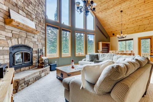 Private Retreat with Hot Tub and Game Room Mountain Vista in Alma, United States