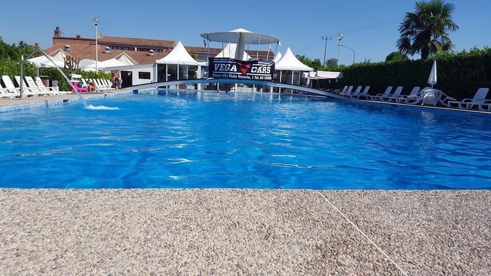 Villa Isabela — 4-Star Luxury Hotel in Santa Maria Di Sala, Italy