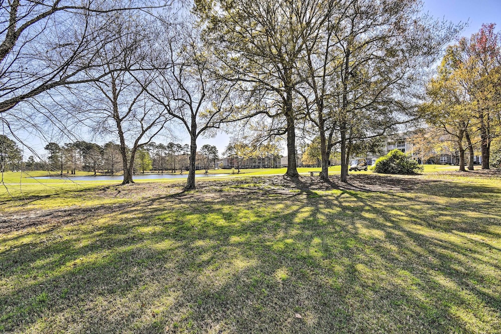 Crow Creek Golf Club Condo w Community Perks — 4-Star Luxury Hotel in Calabash, United States