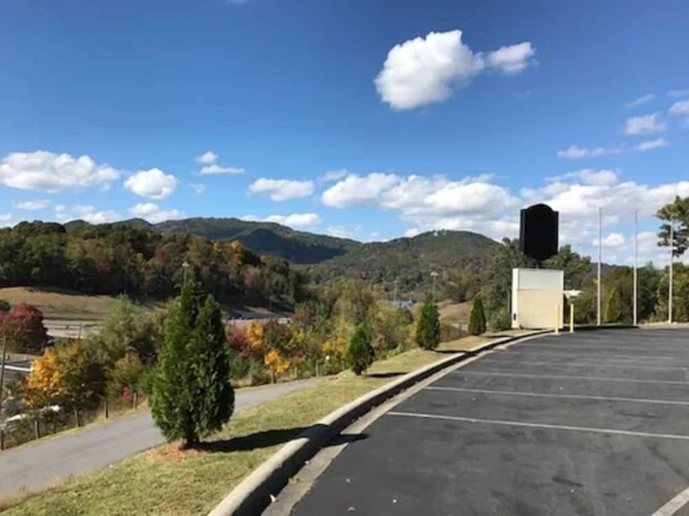 Days Inn by Wyndham Waynesville NC - photo 17