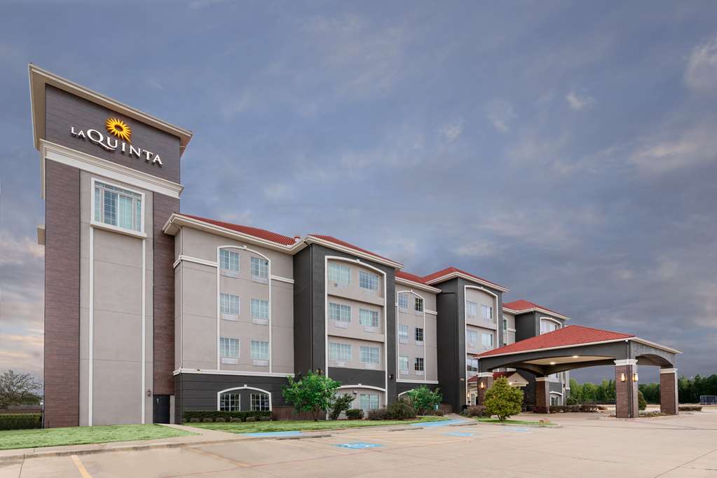 La Quinta Inn & Suites by Wyndham Mt. Pleasant - photo 4