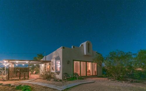 Stargazing from the Hot Tub at Sahara Madre a Gorgeous Desert Retreat — hotel in Joshua Tree