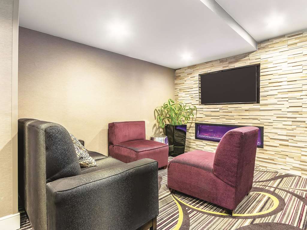 La Quinta Inn & Suites by Wyndham Hartford Bradley Airport - photo 6