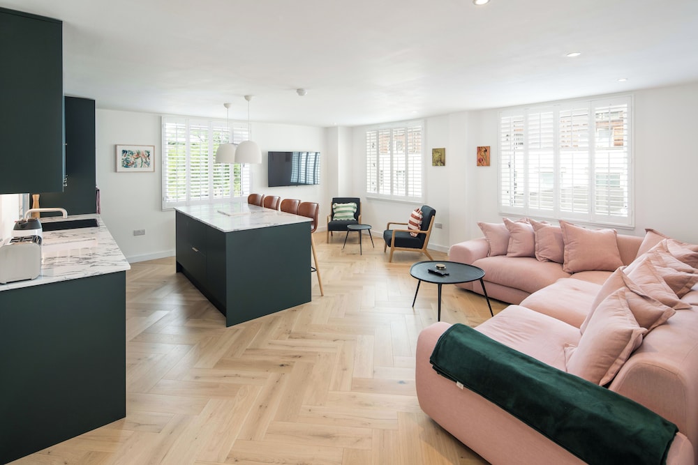2Bed 2Bath Stunning Shoreditch Apartment — 4-Star Luxury Hotel in London, United Kingdom