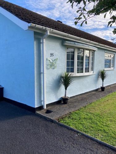 2 Bed Bungalow 25 Gower Holiday Village Dog Friendly — 4-Star Luxury Hotel in Swansea, United Kingdom