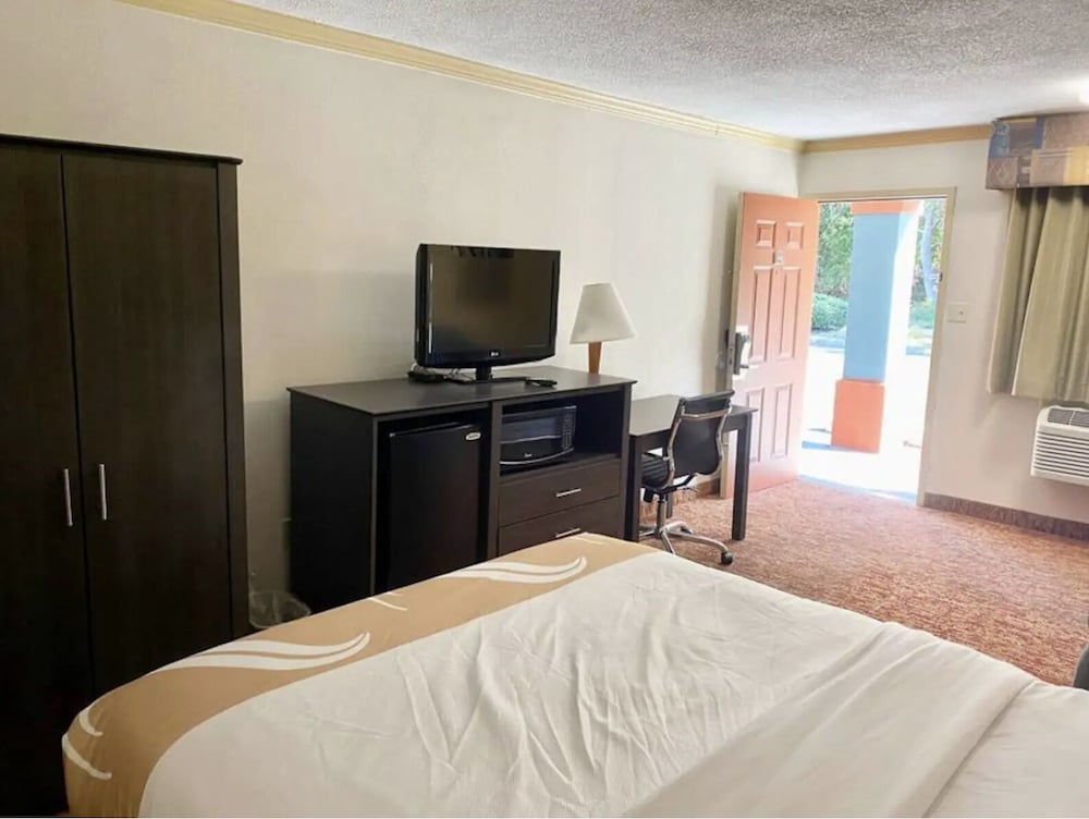 Hibiscus Inn & Suites - photo 6