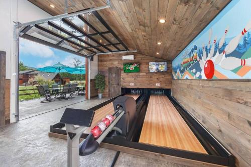 Bowling Pickleball Pool Games Mtn View Terrific Location — 4-Star Luxury Hotel in Sevierville, United States