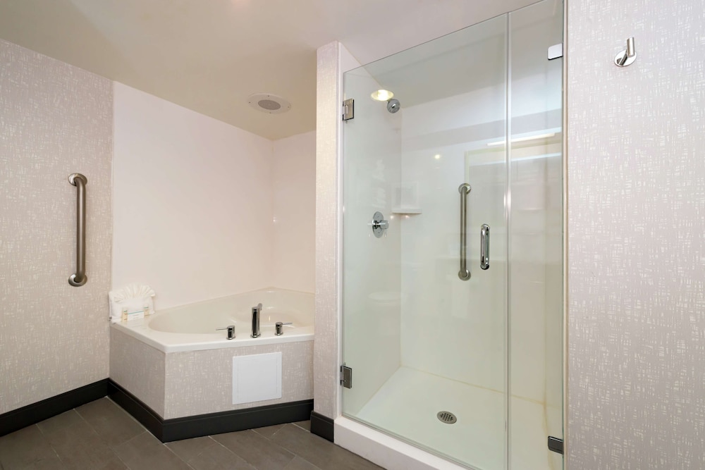 Hampton Inn Greensboro Airport - photo 27
