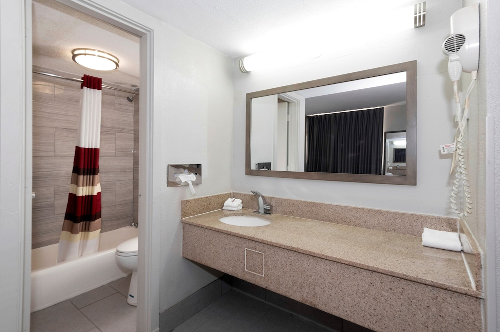 Red Roof Inn Petersburg Fort Lee - photo 30