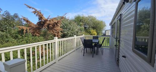 Lovely 8 Berth Caravan Nearby Great Yarmouth At Broadland Sands Ref 20222Bs — hotel in Hopton On Sea