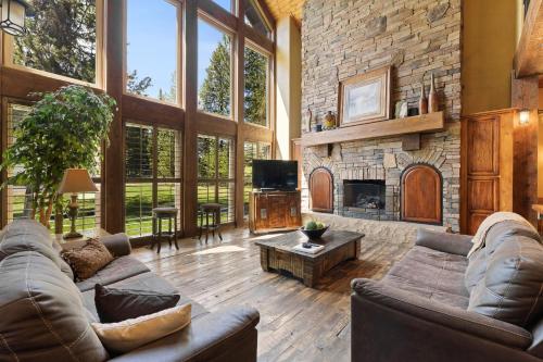 Pine Haven Beautiful 3300 square foot home sleeps 10 game room hot tub pets ok — 4-Star Luxury Hotel in Mccall, United States