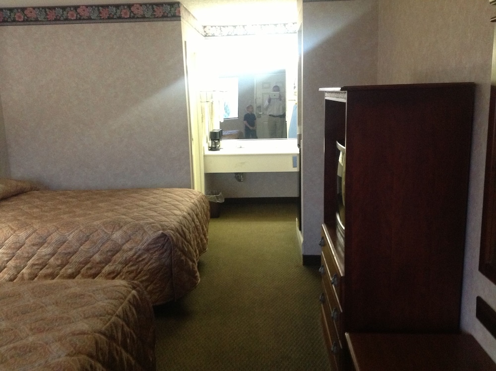 Colonial Inn & Suites Airport Graceland - photo 10