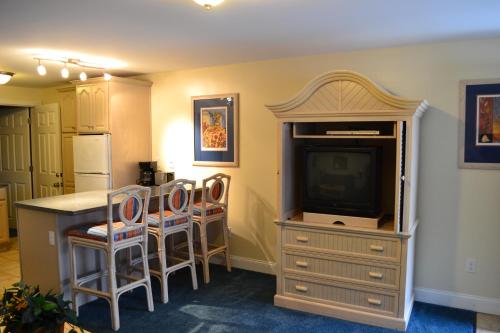 Seafarer Condominium Resort - photo 5