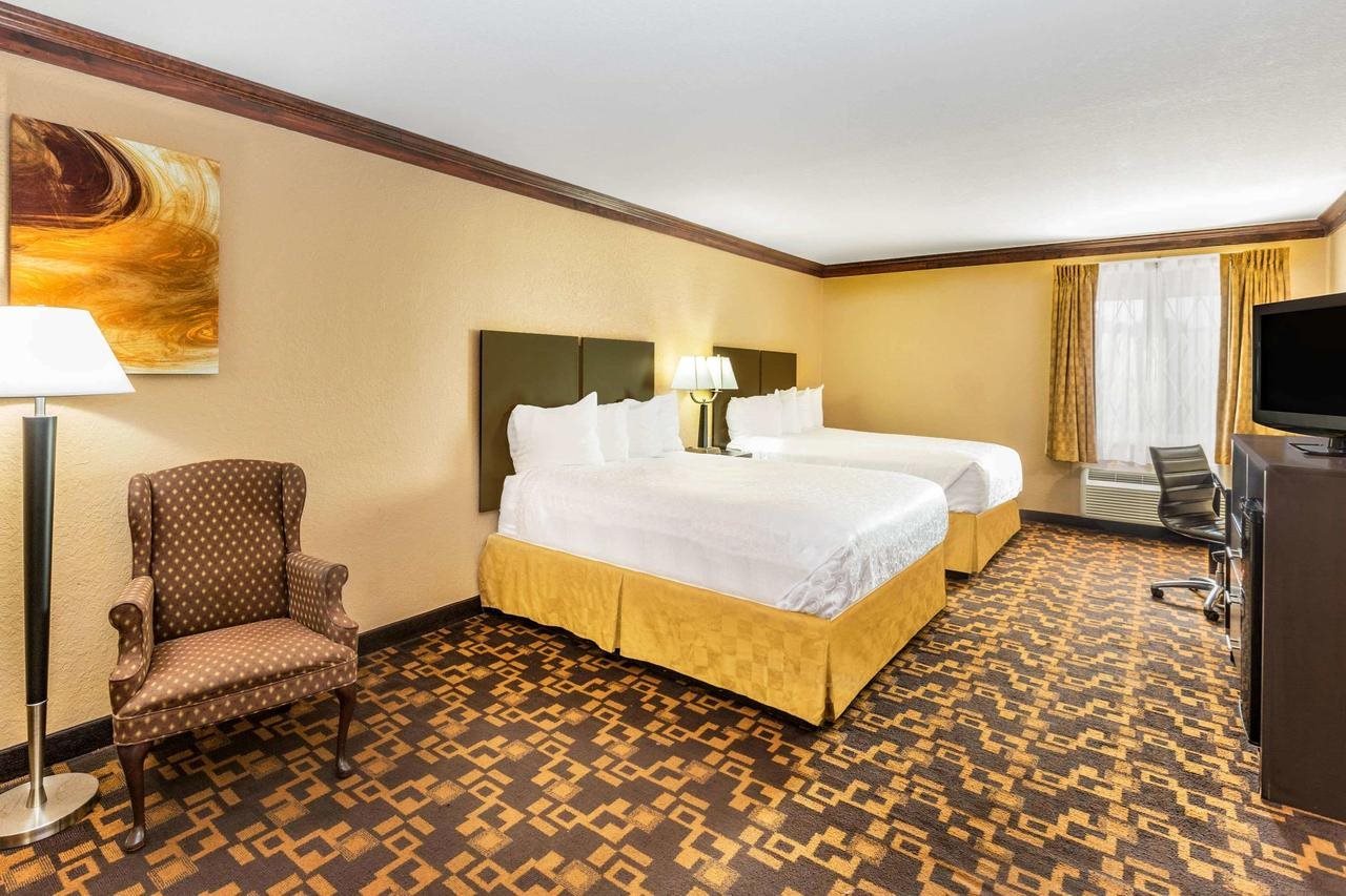 Days Inn and Suites by Wyndham Coralville Iowa City - photo 5