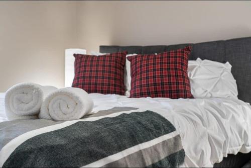 Cozy Mountain I Hot Tub & Pool I Close 2 Lake I TV — 4-Star Luxury Hotel in Invermere, Canada