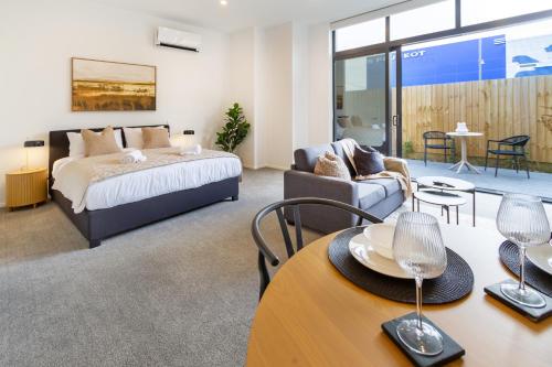 Single Level Studio CBD Escape: King bed — 4-Star Luxury Hotel in Christchurch, New Zealand