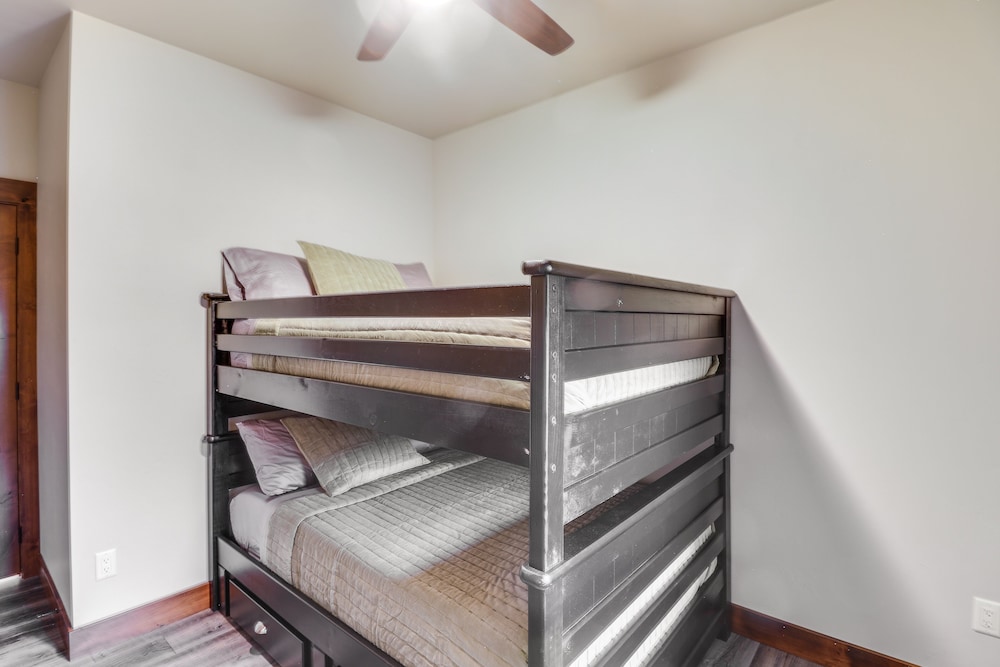 Downtown Columbia Falls Condo: 16 Mi to Ski Resort — hotel in Columbia Falls