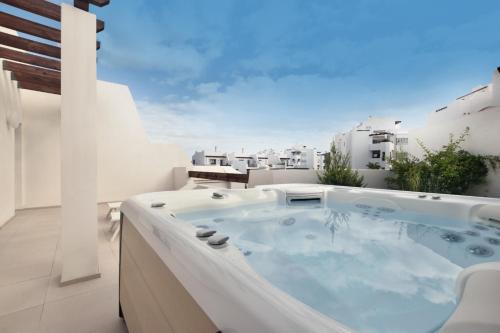 Bentor 3 3 Penthouse Pool View & Jacuzzi 2B — carbon neutral stay, Arona