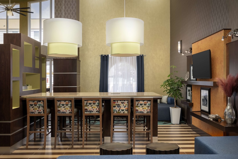 Hampton Inn & Suites Lake City - photo 5