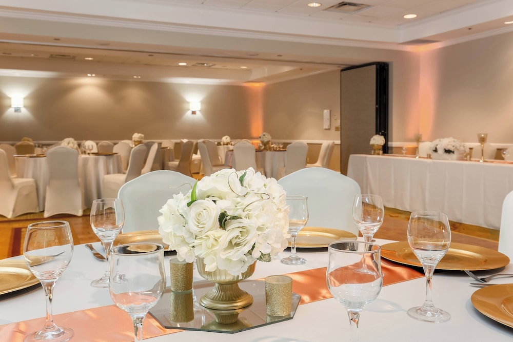 Sheraton Suites Market Center Dallas - photo 3