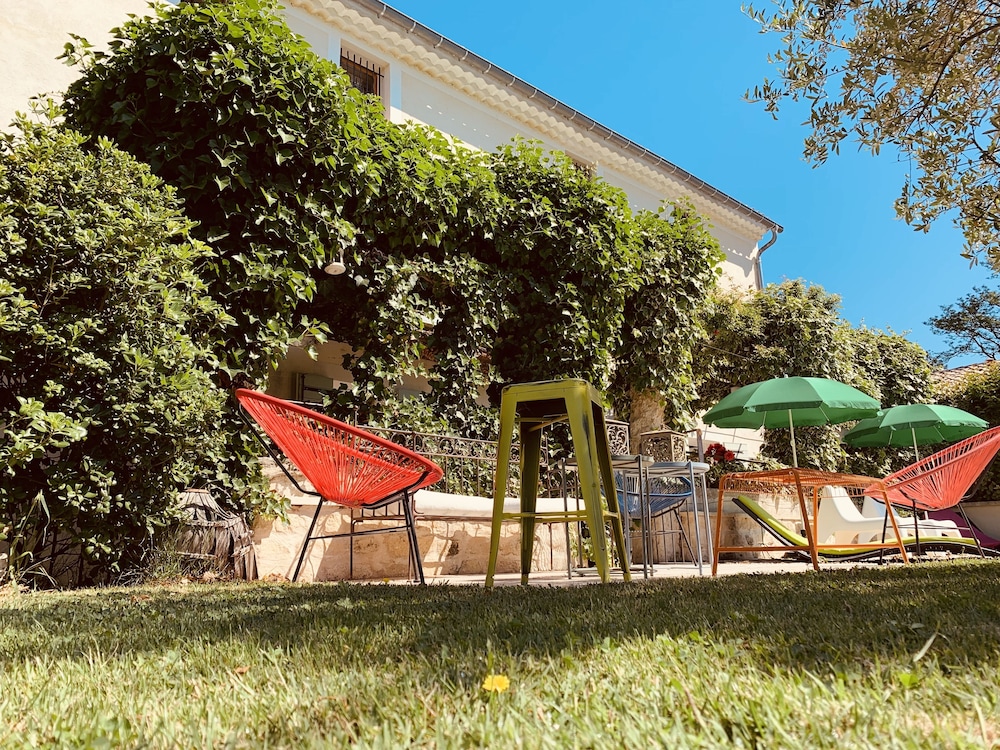 Le Mas Des Mourguettes in Le Thor, France