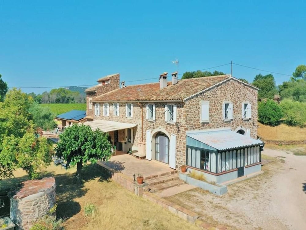 Charming Villa With Pool in Le Luc en provence — 4-Star Luxury Hotel in Le Luc, France