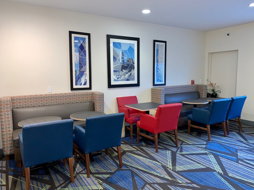Holiday Inn Express & Suites Chicago Libertyville by IHG - photo 52
