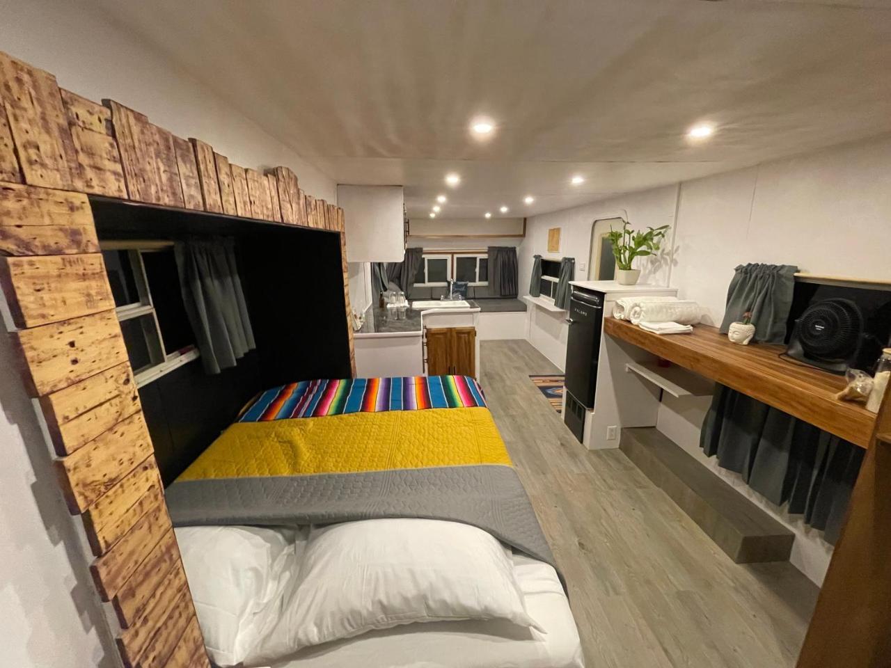 Camper with A C Glamping 3 Idiomas - last minute hotel in Unknown City