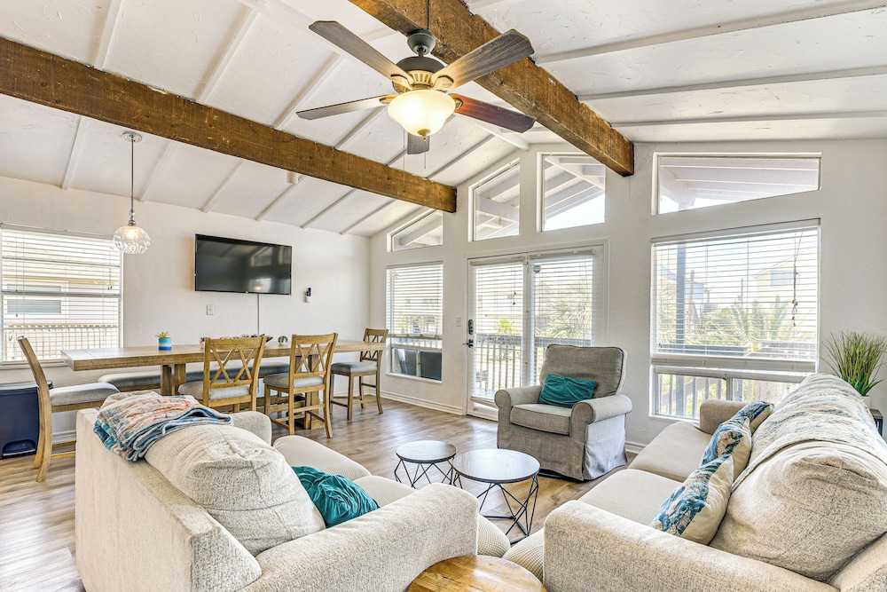 Walk to Beach: Ocean view Home w Deck in Freeport in Freeport, United States