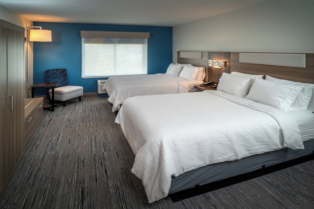 Holiday Inn Express and Suites Fairmont by IHG - photo 17