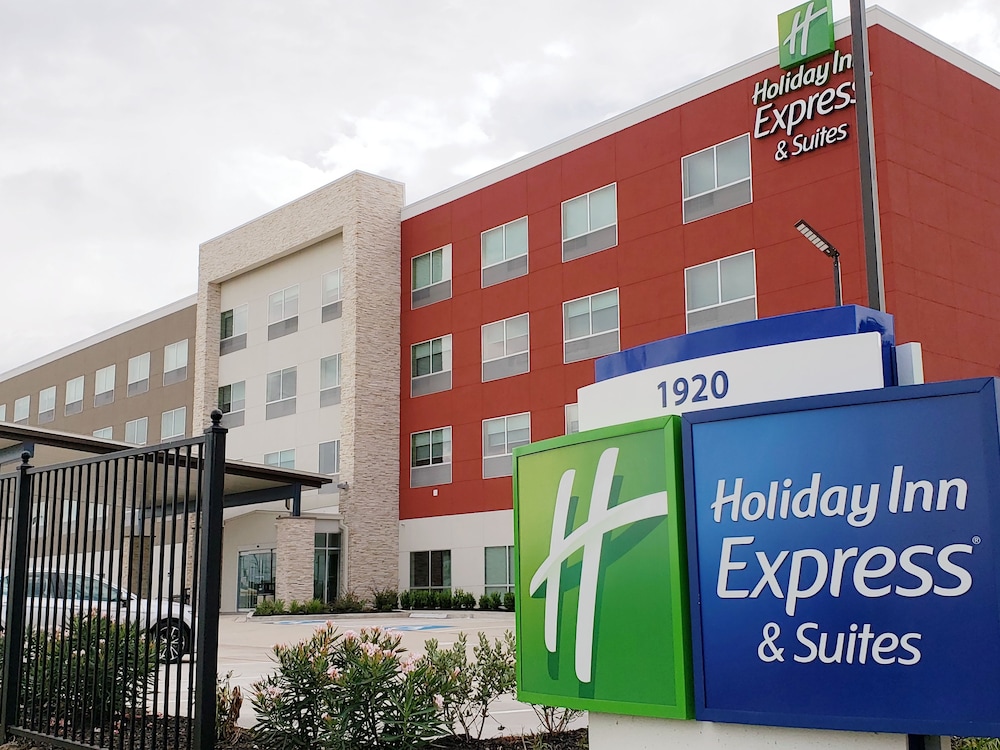 Holiday Inn Express & Suites Houston IAH Beltway 8 by IHG — hotel near George Bush Intercontinental Airport