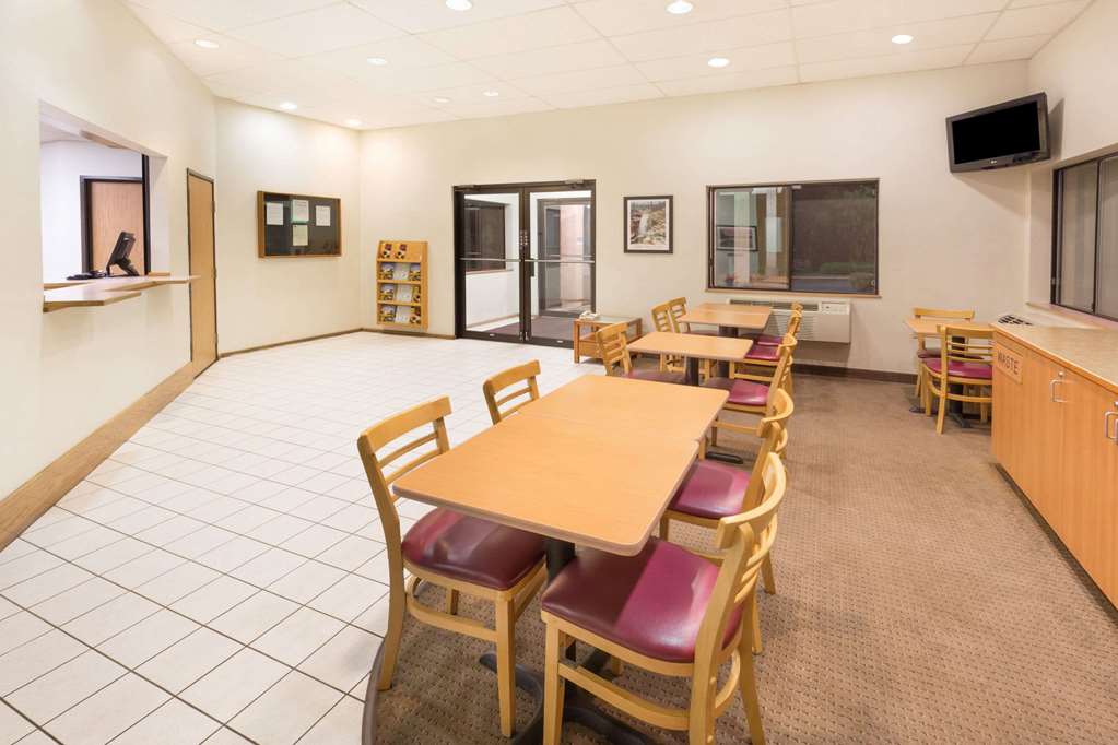 Super 8 by Wyndham Bend - photo 3