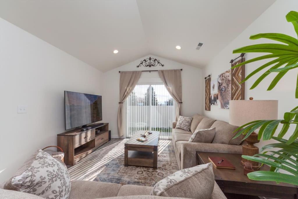 Modern Decor Style King Bed Wifi With Garage — Spokane