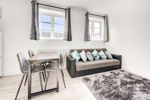 2 bedroom apartment with large rooms and Wi Fi — 4-Star Luxury Hotel in London, United Kingdom