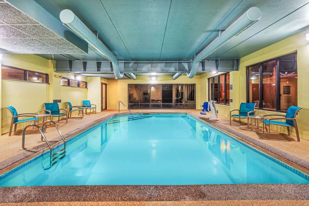 La Quinta Inn & Suites by Wyndham Jamestown - photo 8