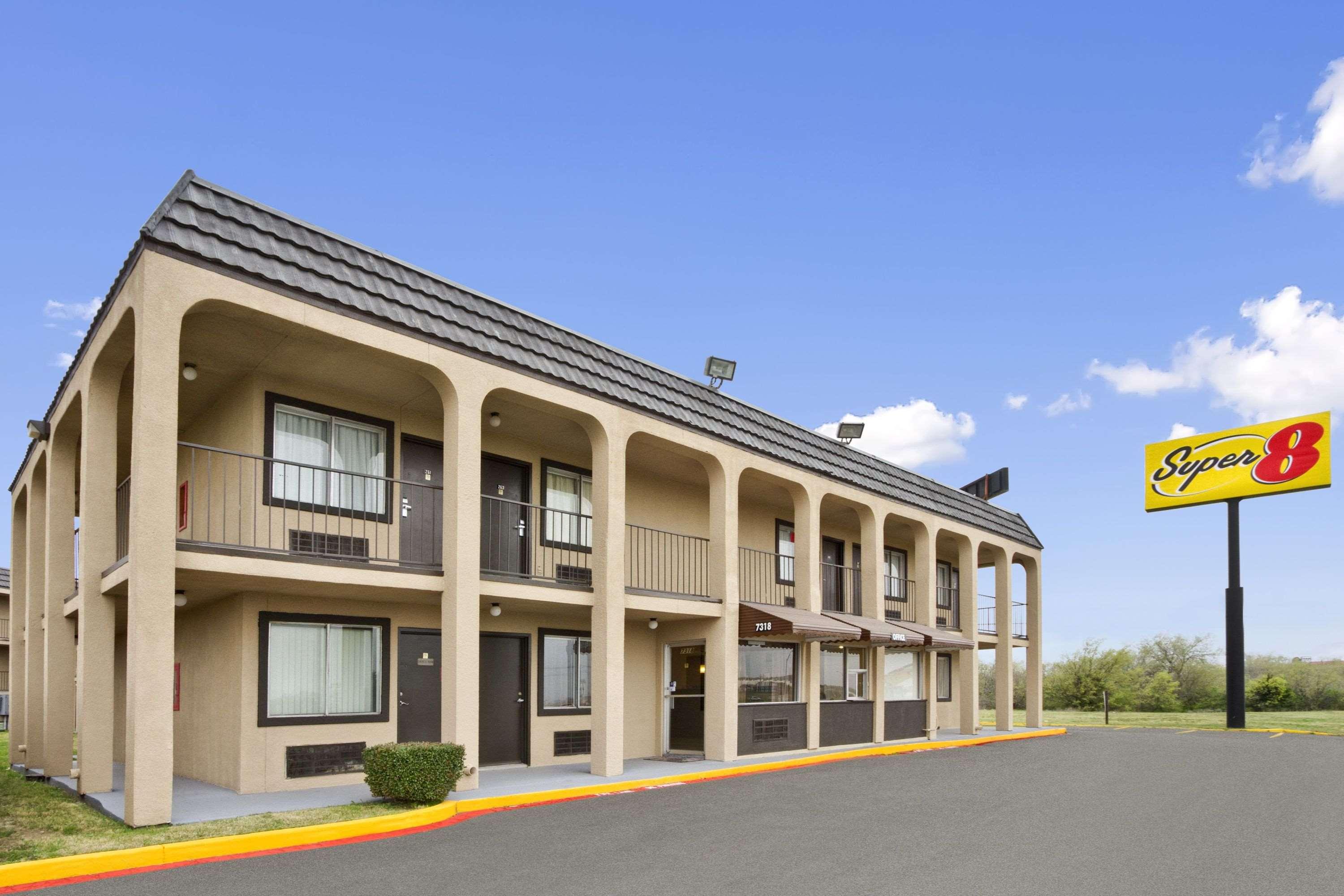 Super 8 by Wyndham Fort Worth TX in Fort Worth, United States