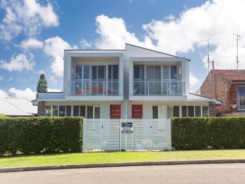 7a Judith Street Stunning Duplex With Ducted Air Conditioning — Corlette
