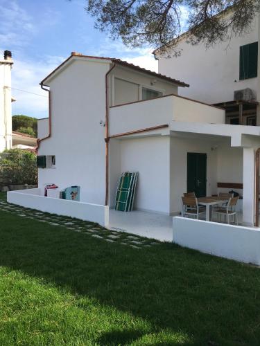 villetta sul mare Rachele — 4-Star Luxury Hotel in Marina Di Campo, Italy