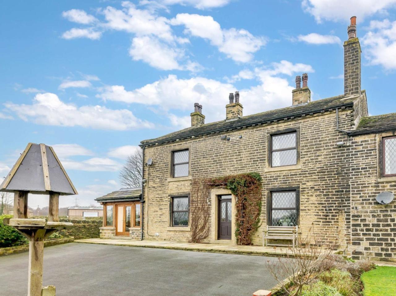 3 Bed in Greetland 90209 in Sowerby Bridge, United Kingdom